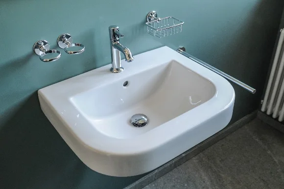 Weißes Waschbecken an blauer Wand